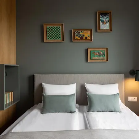 Solidarnosc Three Bedrooms & Garden דירה *