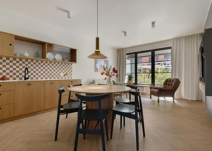Solidarnosc Three Bedrooms & Garden Гданьск
