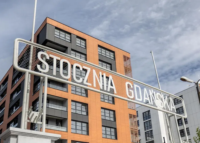 Solidarnosc Three Bedrooms & Garden Daire *